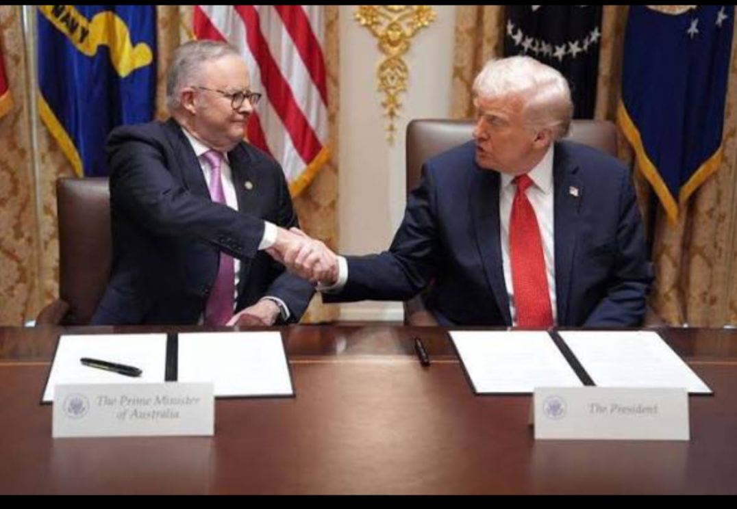 Donald Trump की प्रेस कॉन्फ्रेंस में कैमरा टकराया 400 साल पुराने शीशे से, ऑस्ट्रेलिया के साथ खनिज सौदे पर हंसी-ठिठोली Donald Trump White House Press Conference